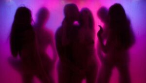 Casa de swing BH: conheça as regras antes de visitar 1 Ambiente elegante de uma casa de swing em BH com iluminação suave e clima acolhedor, ideal para encontros sensuais com respeito e privacidade.