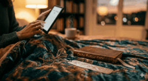 Para uma experiência completa, reserve um momento do dia sem interrupções. A imersão é o segredo para aproveitar cada detalhe da escrita descritiva.